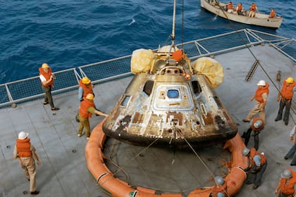 El módulo de comando es rescatado del mar.