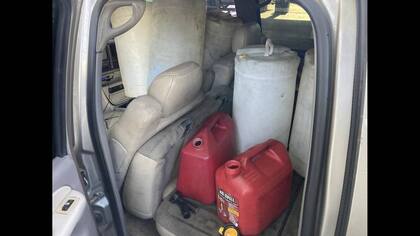 El modus operandi del acusado se basaba en la manipulación de los surtidores de combustible mediante una tarjeta de crédito (Imagen de San Diego County Sheriff's Office)