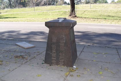 El mojón colocado en 1887 para marcar la divisoria entre la flamante Capital Federal y la provincia todavía se conserva a metros de Tecnópolis
