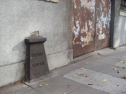 El mojón número 9, ubicado en Villa Lynch, partido de San Martín, quedó incrustado en el muro de una construcción.