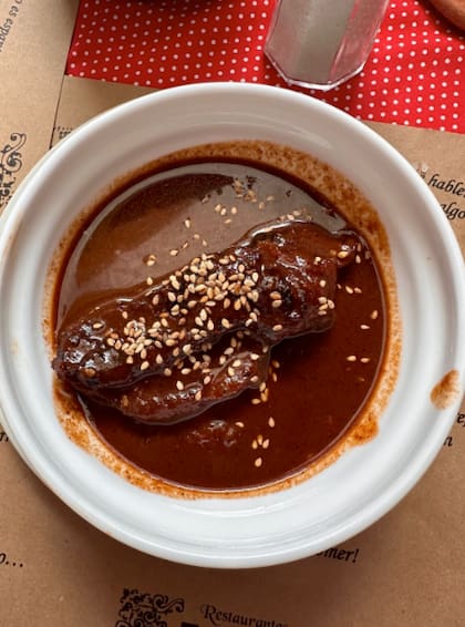 El mole guatemalteco surgió de la combinación de ingredientes autóctonos, como el chocolate de origen maya, con productos traídos de Europa y Asia