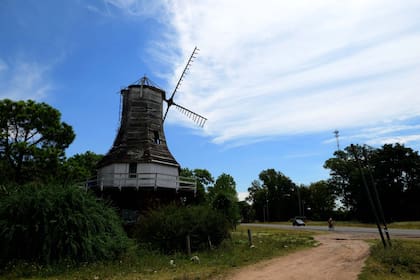 El molino holandés es uno de los elementos más antiguos de este parque, ya que fue construido muchos años antes de la expropiación del predio