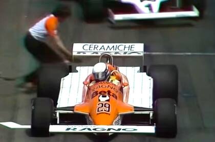 El momento clave: el Arrows de Patrese no arranca y Dave Luckett entra para asistirlo; detrás, Alan Jones busca esquivarlo