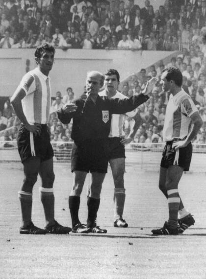 El momento clave: el juez Kreitlein lo echa a Rattín del campo de juego