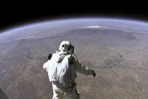 El video del salto desde la estratósfera filmado por Baumgartner