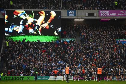 El momento crucial en Murrayfield: todos pendientes de la pantalla gigante para ver si fue o no try de Escocia
