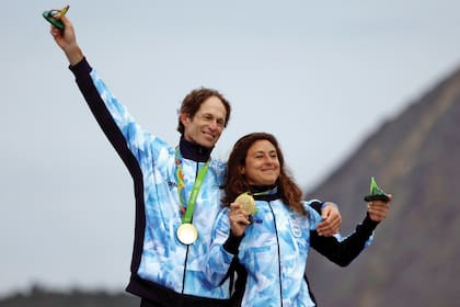 El momento cúlmine del oro olímpico, junto con su compañera Cecilia Carranza, en el podio de Río de Janeiro