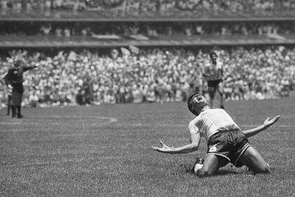 El momento cumbre de la carrera de Brown: su gol a Alemania en la final del Mundial México ´86; arella era el titular, pero el Káiser se perdió la Copa a último momento el "Tata" respondió