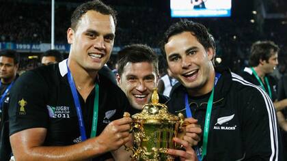 El momento cumbre de la carrera de Zac Guildford, con el trofeo Webb Ellis, en 2011, junto con Israel Dagg (izquierda) y Cory Jane (centro)