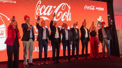 El momento de brindis antes del corte de cinta inaugural de la planta.