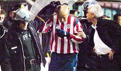La prueba del delito: Jorge "Chino" Benítez saliva a "Bofo" Bautista, de Chivas; el partido no terminará, Boca quedará eliminado y su estadio será suspendido por tres fechas internacionales.