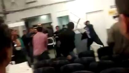 El momento de descontrol en la sede de la comuna 4