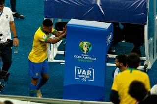 Descontrol. La reacción contra el VAR del brasileño Gabriel Jesús en la final