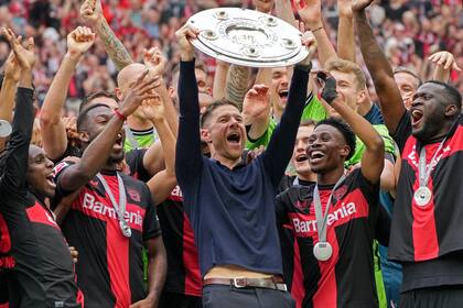 El momento de gloria: Xabi Alonso levanta el trofeo de campeón de la Bundesliga 2024