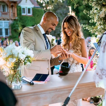 El momento de intercambio de alianzas, diseñadas en plata y brillantes.