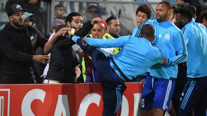 El momento de la agresión de Evra a un hincha