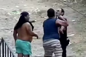 Un hombre chocó contra un camión, atacó al chofer y le fracturó la mandíbula a un policía