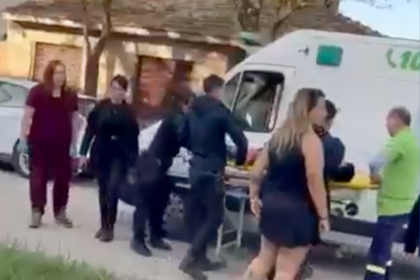 El momento de la agresión, frente a policías