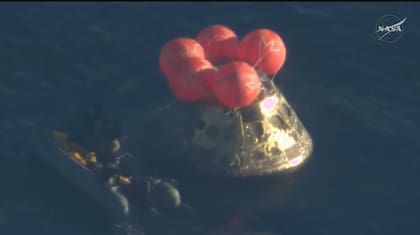 El momento de la asistencia a la tripulación por parte del equipo de la NASA