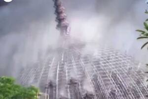 El video del colapso de la gran cúpula de una mezquita en Indonesia por un incendio