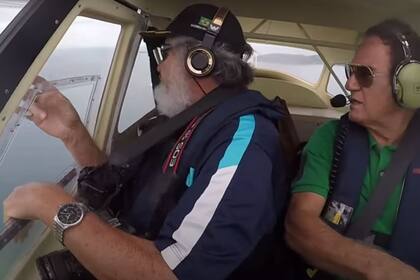 El momento de la caída del celular desde la avioneta