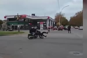El momento de la colisión en el intento de fuga de los motociclistas en Mar del Plata