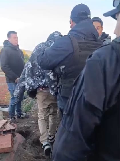 El momento de la detención de Osses Garay, en el barrio San Francisco IV de Bariloche.