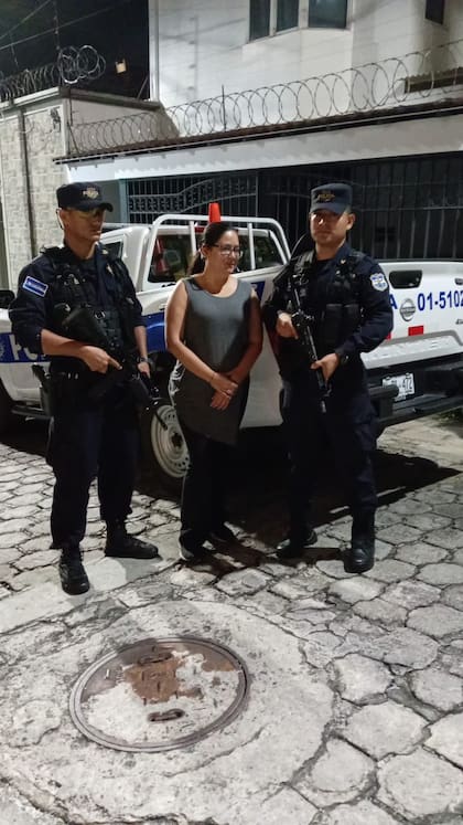 El momento de la detención de Ruth López de su casa, el domingo 18 de mayo