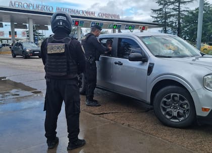 El momento de la detención del vehículo en donde viajaba Rafael Di Zeo rumbo a Córdoba