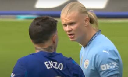 El momento de la discusión entre Enzo Fernández y Haaland, a 17 minutos del final del partido que Manchester City venció por 2-0 a Chelsea
