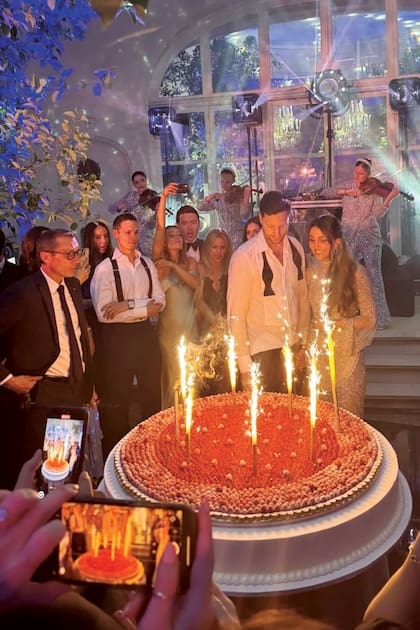 El momento de la enorme torta de bodas, decorada con bengalas. Iman se cambió el vestido de novia por uno estilo túnica en dorado, con mangas largas y cuello cerrado.