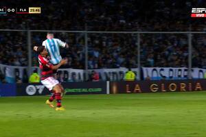 El momento de la falta de Gabriel Hauche sobre Ayrton Lucas que dejó a Racing con un hombre menos ante Flamengo