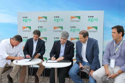 El momento de la firma del acuerdo