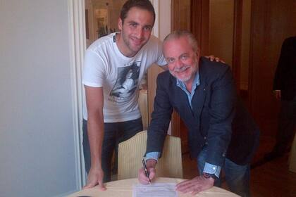El momento de la firma del contrato de Higuaín con el presidente napolitano