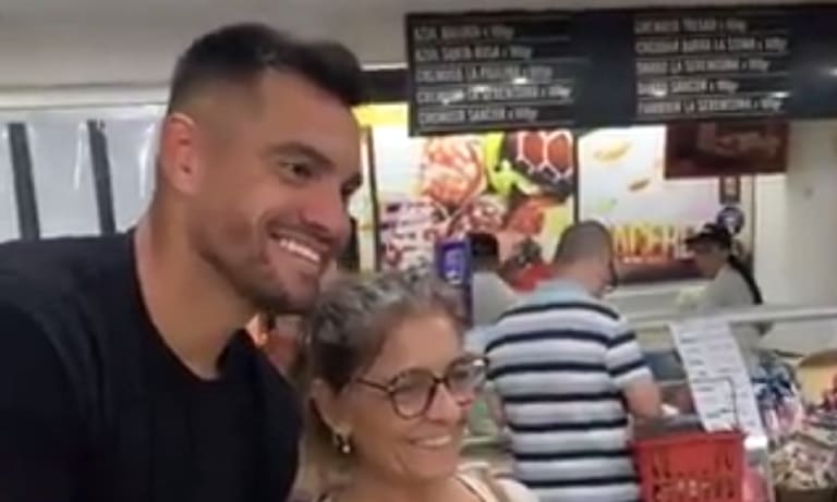 Sergio Romero se sacó una foto con una hincha que reveló que “odia a Boca”