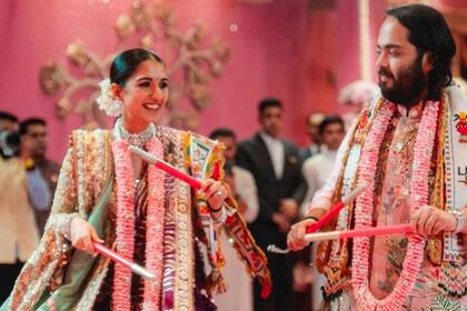 El momento
de la garba, una danza
ritual y religiosa, en la
que la novia llevó un
diseño morado, con
cientos de aplicaciones
de colores, de la firma
india Jigya Patel.