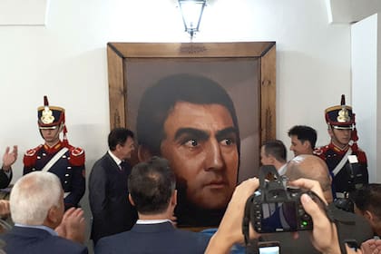 El momento de la inauguración del retrato