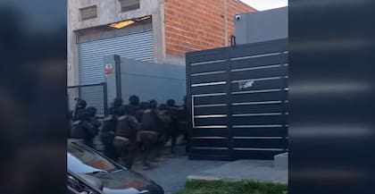 El momento de la irrupción de la Policía de la provincia de Buenos Aires al domicilio donde tuvo lugar el enfrentamiento