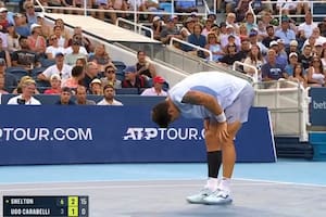 El momento de la lesión: Camilo Ugo Carabelli se toma la rodilla derecha; intentó seguir, pero no hubo caso