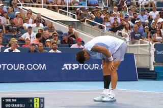 Camilo Ugo Carabelli se lesionó una rodilla frente a Shelton y debió retirarse del torneo de Cincinnati
