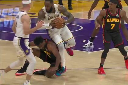 El momento de la lesión de LeBron James: la caída de Salomon Hill sobre el tobillo derecho de The King