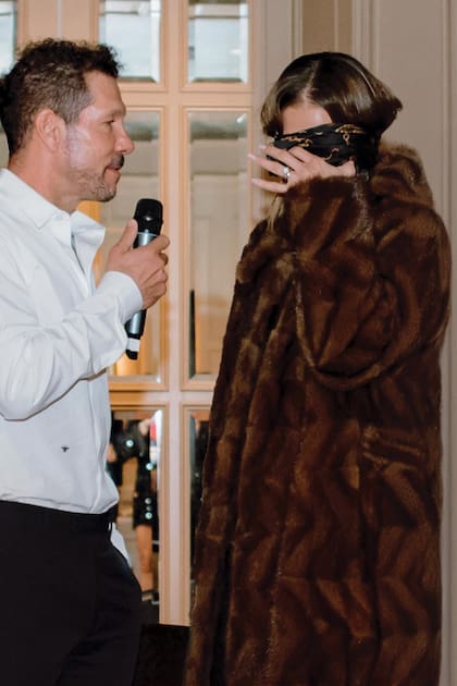 El
momento de la llegada con la
agasajada de la noche aún con
los ojos tapados y las emotivas
palabras de Diego