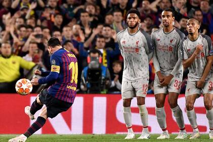 El momento de la pegada del majestuoso tiro libre de aquel encuentro de ida por semifinales de Champions League.