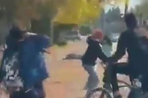 El momento de la pelea a la salida de la Escuala Técnica Nro 2 de San Vicenti