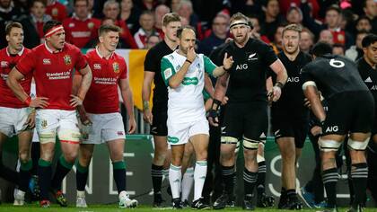 El momento de la polémica: el árbitro francés cobra scrum en vez de penal para los All Blacks