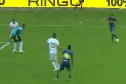 El momento de la rabona de Calleri, ante la atenta mirada de Carlitos Tevez