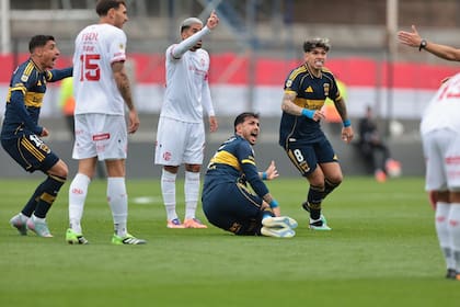 El momento de la roja a Iván Tapia, con Leandro Paredes en el piso