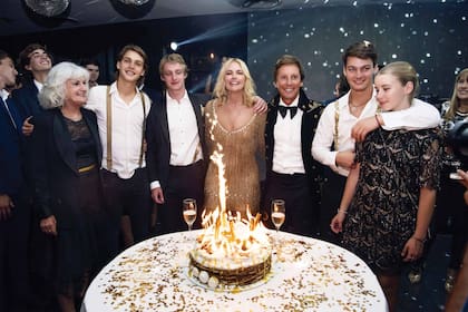 El momento de la torta, con su mamá, Mónica Ferreira, sus hijos Benicio, Balthazar, Tiziano y Taína, y su marido.