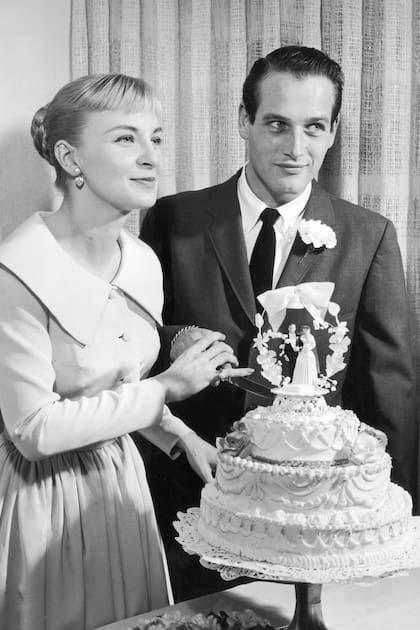 El momento de la torta durante su boda con Paul Newman, celebrada el 29 de enero de 1958 en Las Vegas. Estuvieron juntos cincuenta años, hasta la muerte de él, en 2008