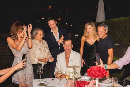 El momento de la torta en celebración en el Palacio Duhau